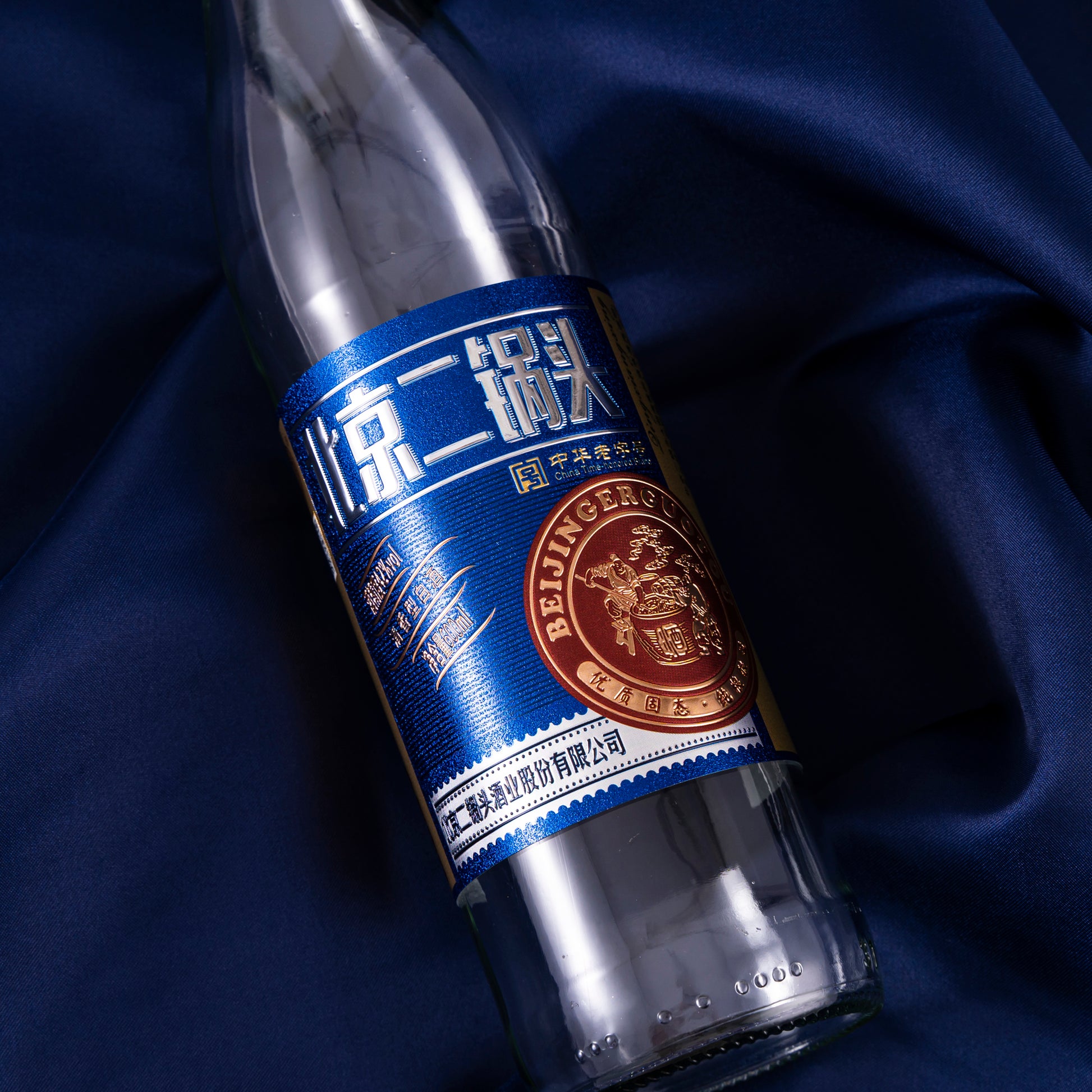 精致的金箔贴纸，带紫外线压花烫印简约不干胶啤酒标签，用于饮料食品和葡萄酒