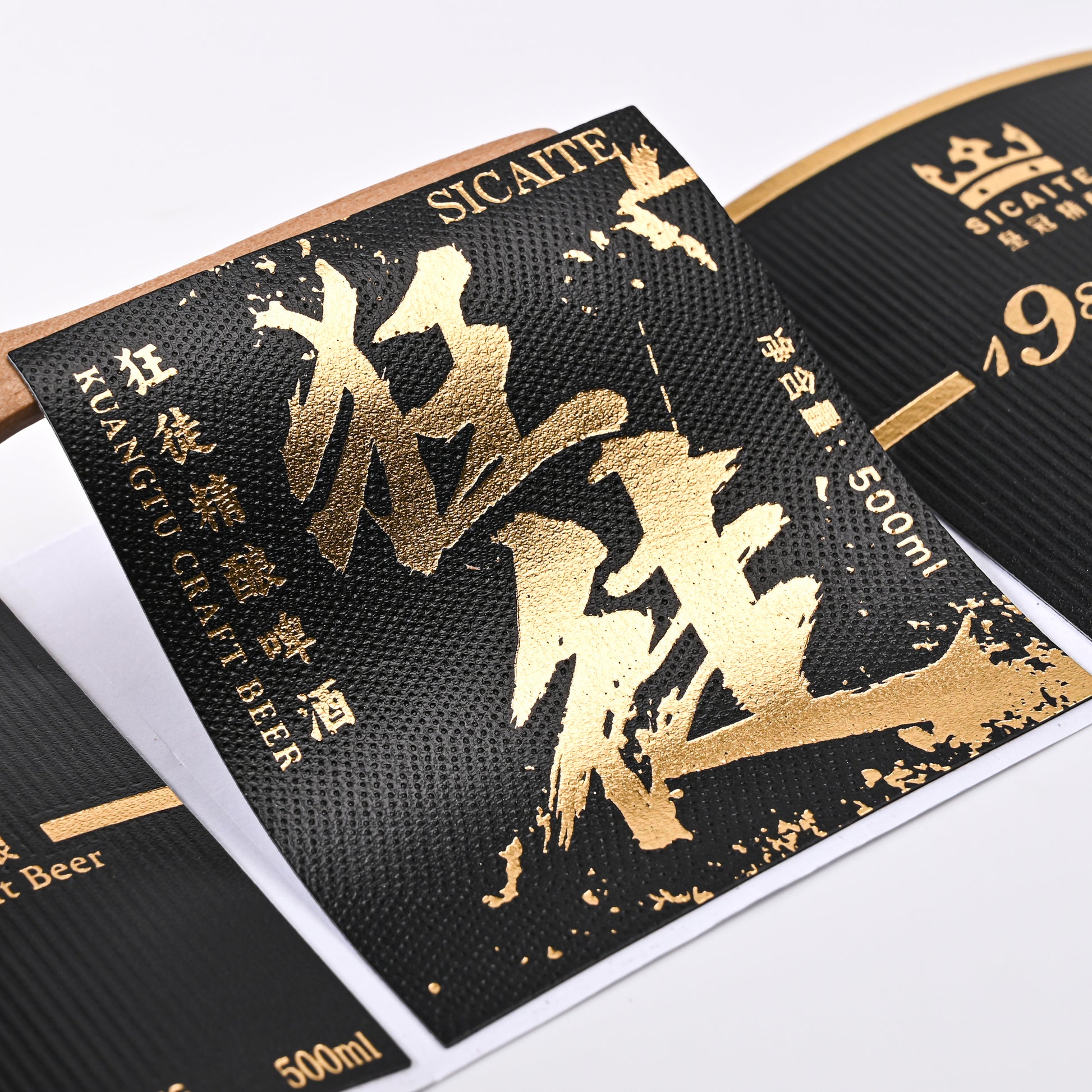 精致的定制葡萄酒标签，带有压花纹理高级箔压印皮革贴纸，直接来自工厂