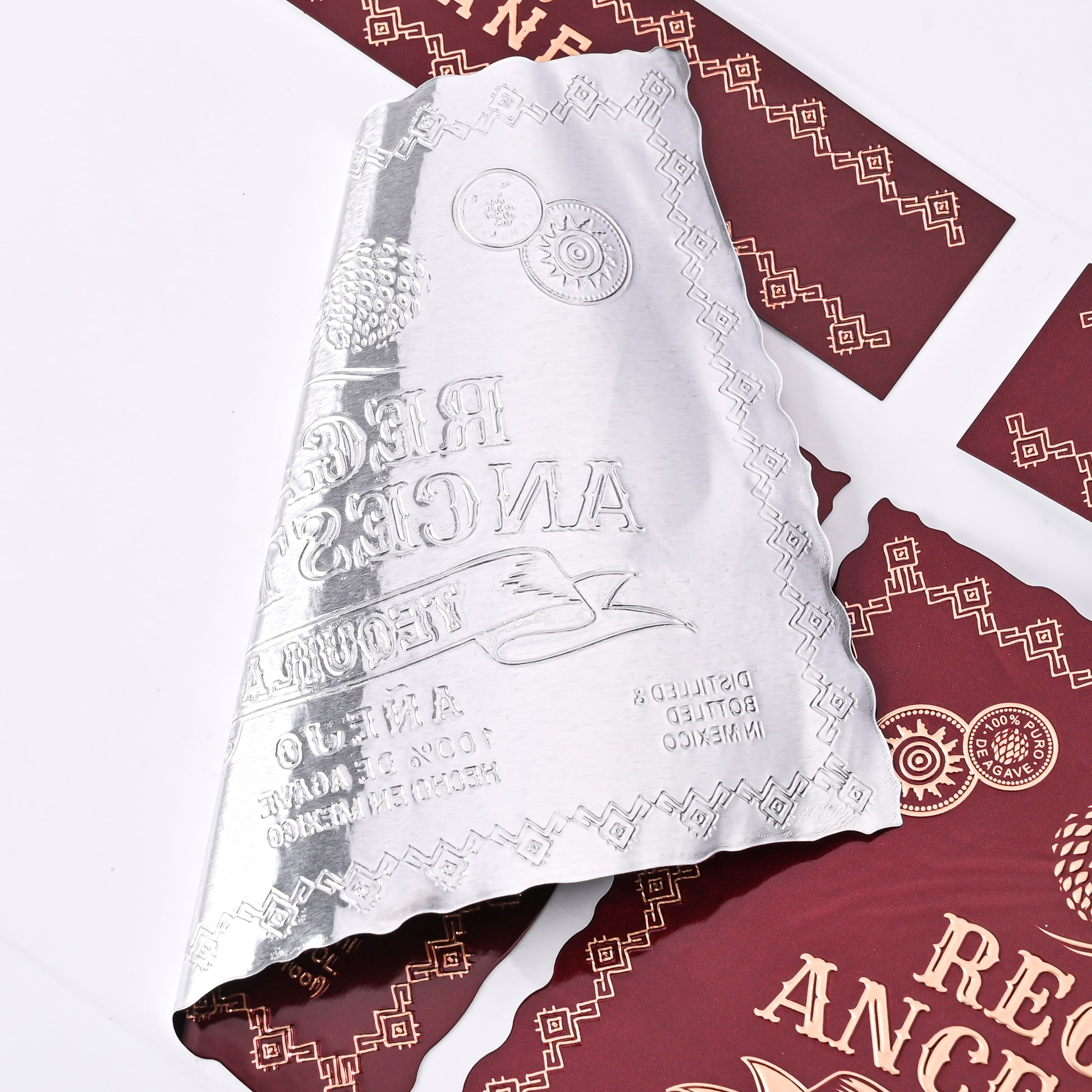 精致的金属金箔贴纸，带压花烫印耐用时尚标签，用于饮料食品和葡萄酒